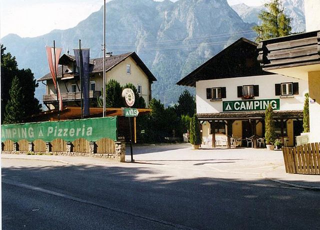 Eingang-Camping-Pizzeria.jpg