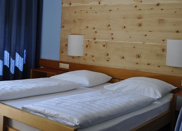 Leitgebhof-Dreibettzimmer.jpg