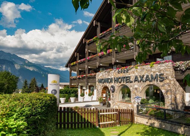 MONDI-Hotel-Axams-Ansicht-mit-Gastgarten.jpg