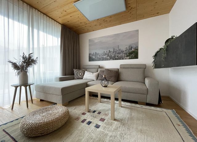 Wohnzimmer-mit-Couch.jpg