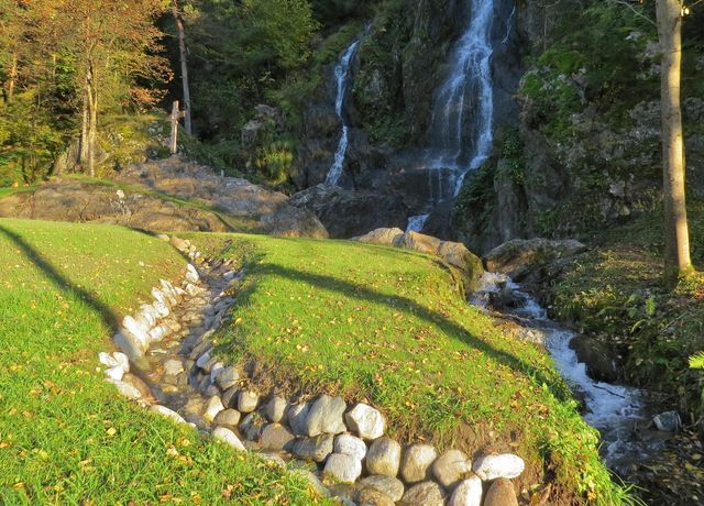 Naturspielplatz-Wasserfall-Silz.jpg