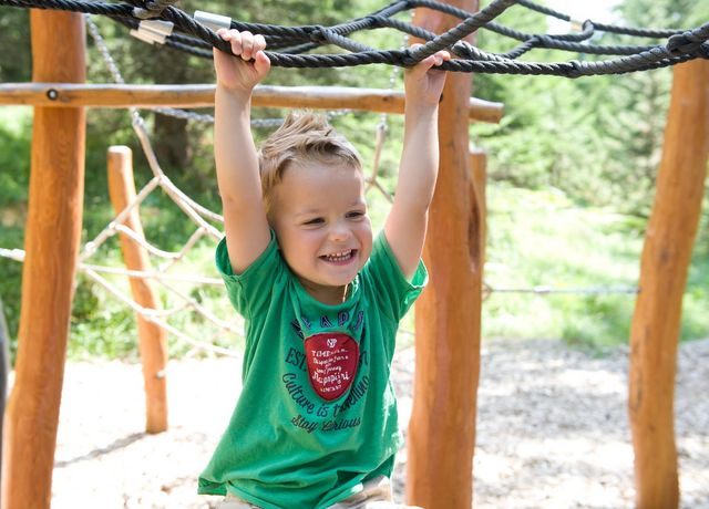 Kinderspielplatz-Weisland.jpg