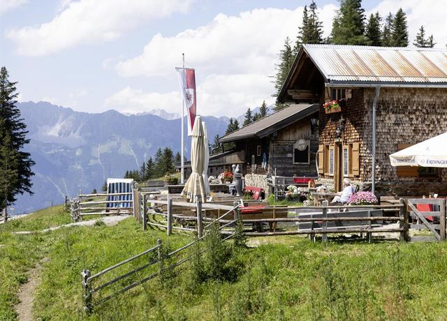 Patscher-Alm-mit-Terrasse.jpg