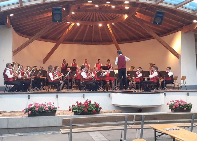Musikkapelle-Mutters-im-Pavillon.jpg