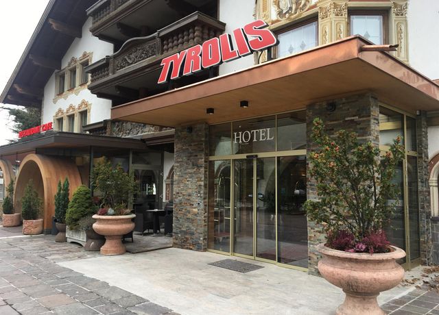 Hotel-Tyrolis-Eingang.jpg