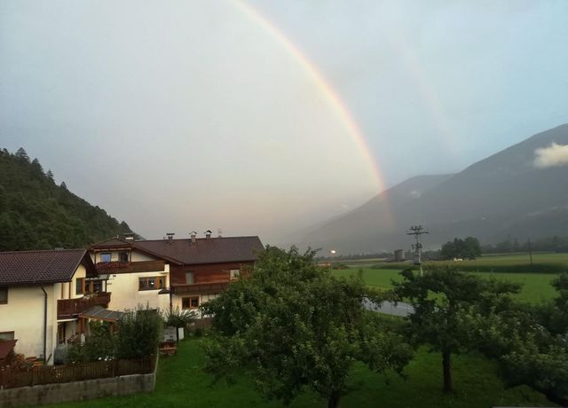 Ladnerhof-mit-Regenbogen.jpg