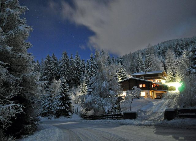 Winteransicht-Abend-Haus-Schwaninger.jpg