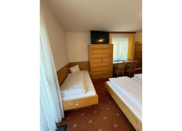 Zimmer-4-3-Bett.jpg
