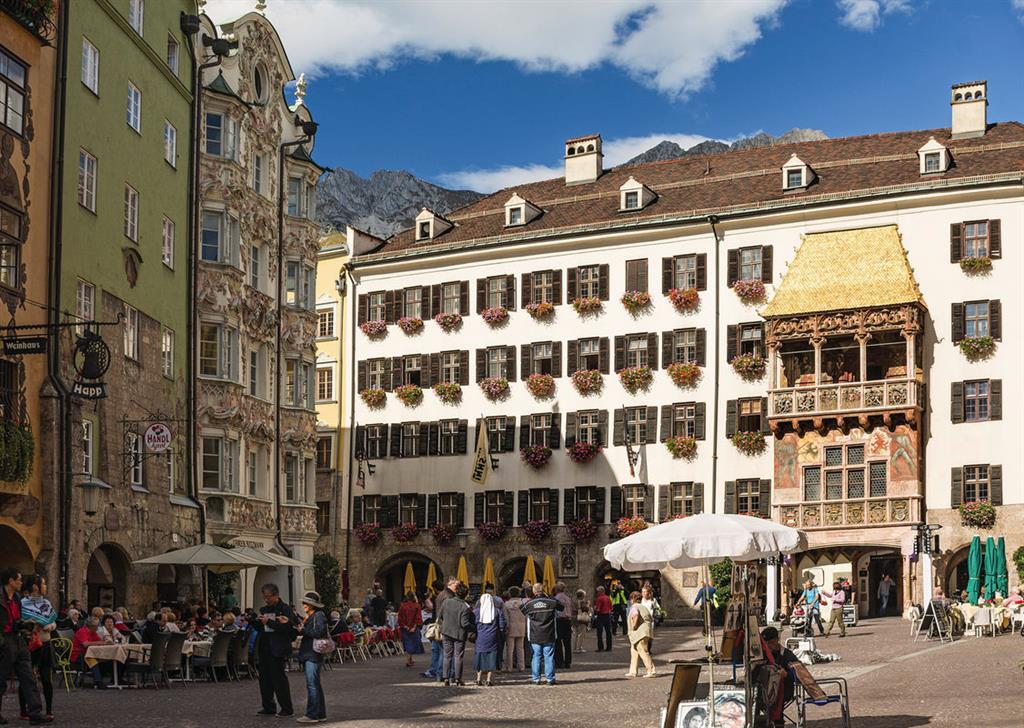 Bunte Vielfalt an den Häuserfassaden der Altstadt von Innsbruck